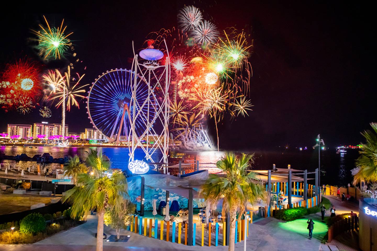 Das Feuerwerk von Bluewaters Island fällt mit dem Feuerwerk von The Beach, JBR, zusammen