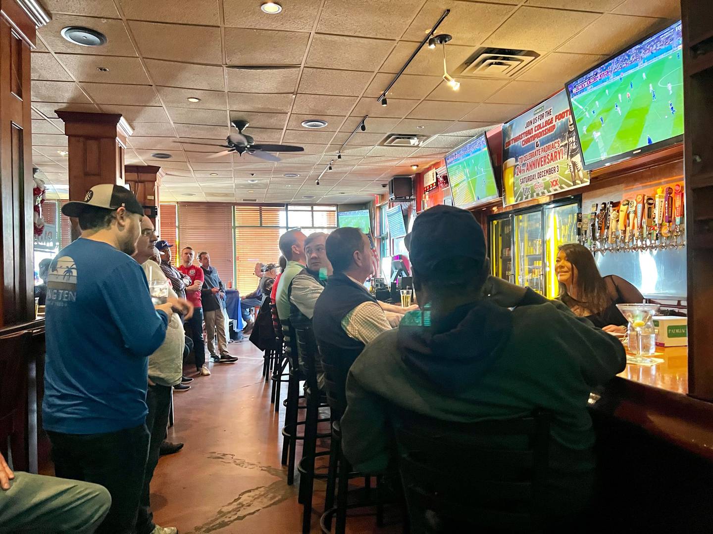 Les fans de football regardent le match USA-Iran au Padriac's à Atlanta, en Géorgie.  Holly Aguirre / Le National