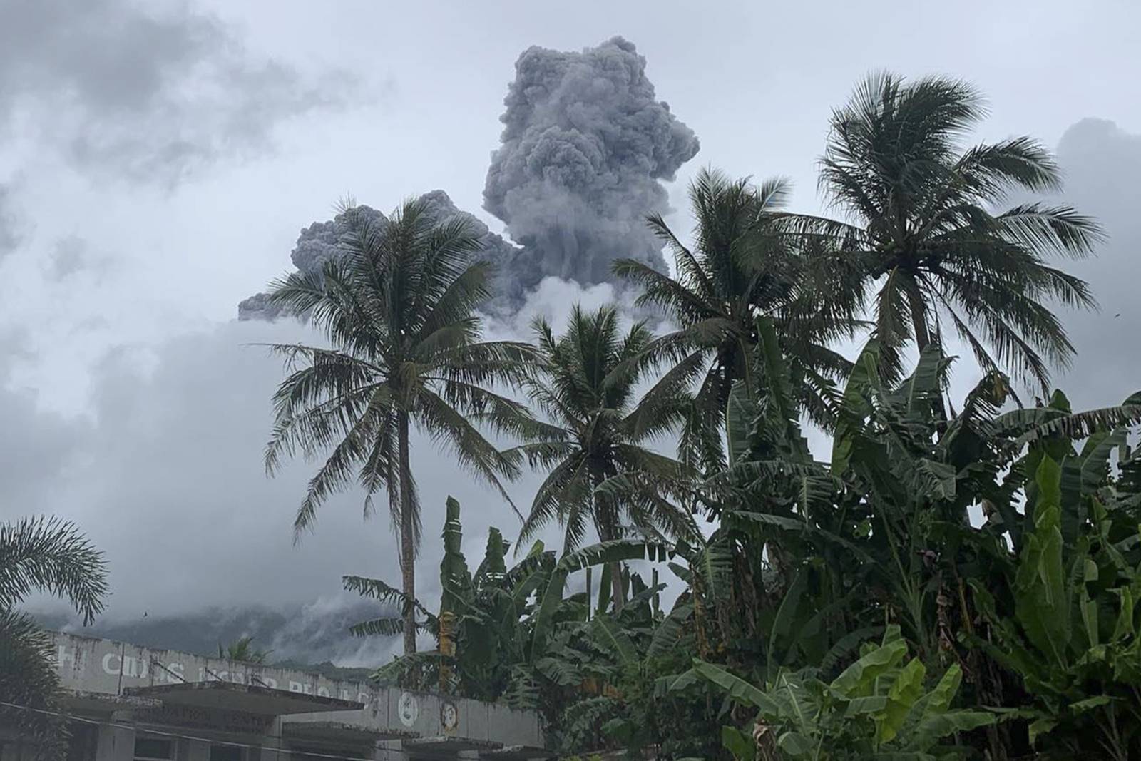 Philippine volcano eruption sends ash 1km into the sky