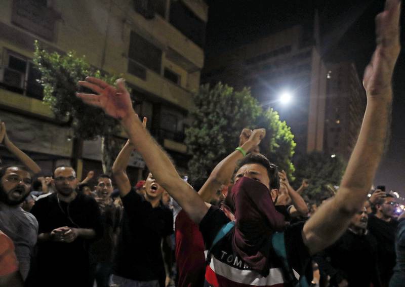 Small groups of protesters gather in central Cairo shouting anti-government slogans in Cairo, Egypt September 21, 2019.REUTERS/Mohamed Abd El Ghany