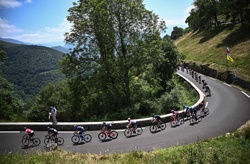 The peloton on the ascent of Col d'Aspin. AFP