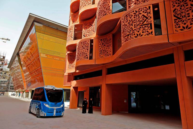 A picture taken on September 4, 2018 shows a driverless vehicle in a street at the site of Masdar City, a planned sustainable city project powered by renewable energy on the eastern outskirts of the Emirati capital Abu Dhabi. (Photo by Mahmoud KHALED / AFP)