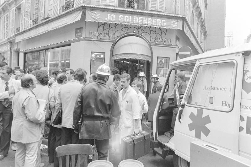 Rescuers give first aid to wounded people on August 09, 1982 after the French-Jewish delicatessen restaurant Jo Goldenberg was attacked rue des Rosiers in Paris by gunmen that threw a grenade into the restaurant and shot at customers with sub-machine guns, killing six customers and injuring 22 others. (Photo by JACQUES DEMARTHON / AFP)