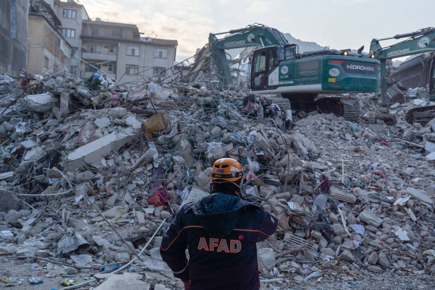 Ein Rettungskräfte AFAD in der Nähe der Trümmer eines eingestürzten Wohnhauses in Hatay am Sonntag.  Bloomberg