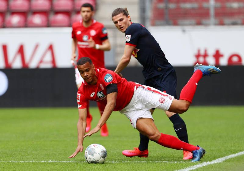 Mainz' Swedish midfielder Robin Quaison goes down following a challenge by Leipzig's Austrian midfielder Marcel Sabitzer. AFP