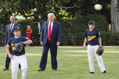 U. President Donald Trump, centrr, and Mariano Rivera, former pitcher for the New York Yankees, watch as youth baseball players play catch on the South Lawn of the White House. Bloomberg