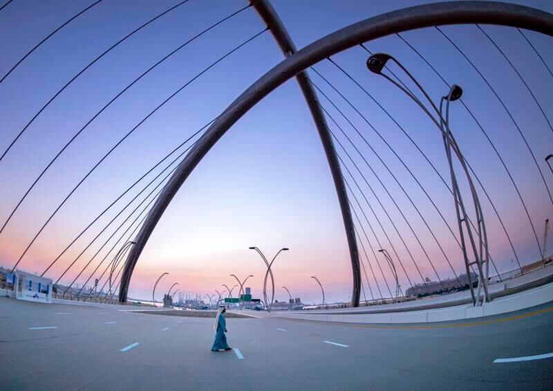Sheikh Mohammed bin Rashid  walks on Infinity Bridge.