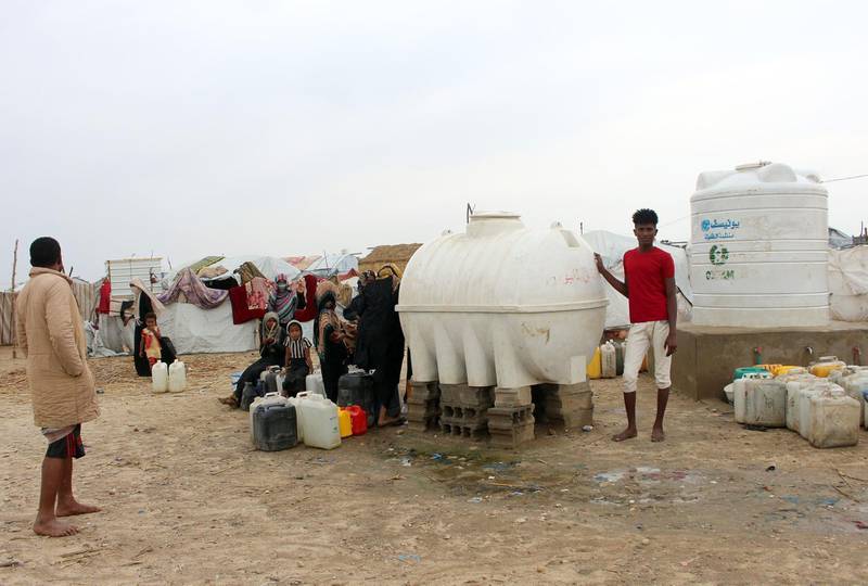 Yemenis fill jerricans with water from reservoirs at a make-shift camp for displaced people who fled fighting between the Huthi rebels and the Saudi-backed government, in the Abs district of the northwestern Hajjah province on January 23, 2020.  Yemen's internationally recognised government, backed by a Saudi-led military coalition, has been battling the Iran-allied rebels since 2014, when they overran the capital Sanaa. / AFP / ESSA AHMED
