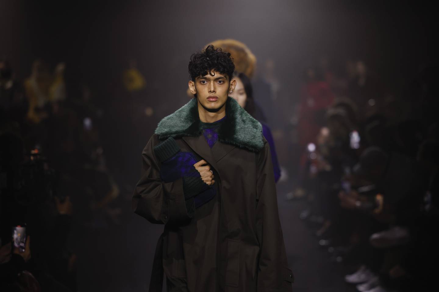 Ein Model trägt während der London Fashion Week Herbst/Winter 2023 von Burberry einen Mantel mit grünem Kunstpelz-Revers.  AP 
