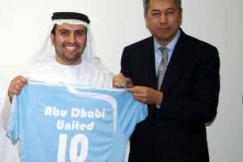 ABU DHBAI, UAE. 31st AUGUST 2008. This handout photograph shows Dr Sulaiman Al Fahim (left) of Abu Dhabi United Group and Man City's Pairoj Piempongsant (right). Abu Dhabi United Group says it has bought the man City club from Thaksin Shinawatra and signed the deal at the Emirates Palace Hotel in Abu Dhabi on Sunday night.  *** Local Caption ***  IMG_5668.JPG