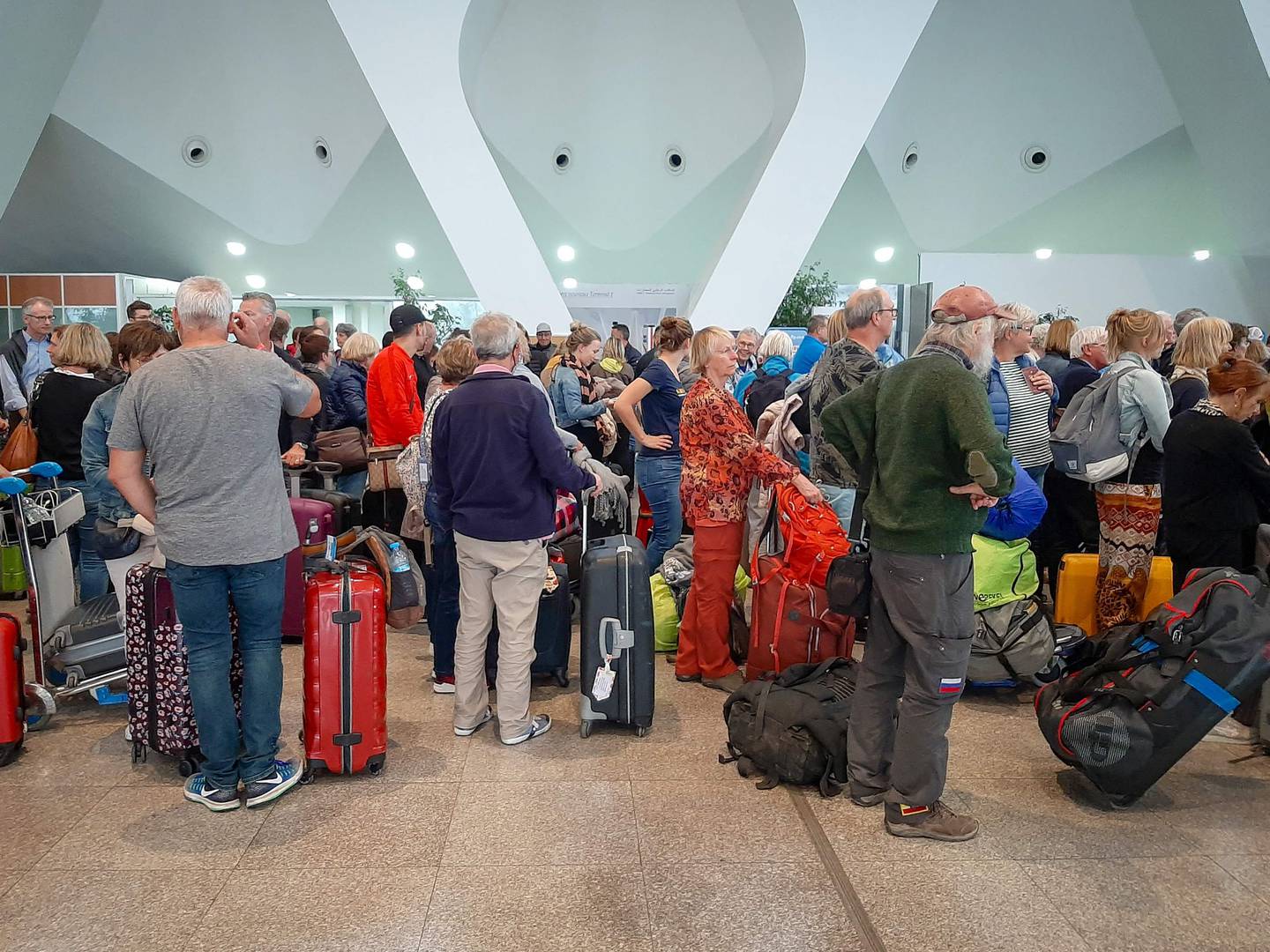Les passagers attendent leurs vols à l'aéroport de Marrakech sur cette photo d'archive prise le 15 mars 2020. Le Maroc a décidé de suspendre tous les vols commerciaux entrants de passagers pendant une période de deux semaines en raison de la nouvelle variante Covid-19.  Photo : AFP