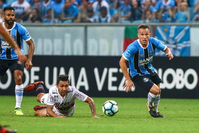 PORTO ALEGRE, BRAZIL - NOVEMBER 15: Arthur of Gremio battles for the ball against Petros of Sao Paulo during the match between Gremio and Sao Paulo as part of the Brasileirao Series A 2017, at Arena do Gremio on November 15, 2017, in Porto Alegre, Brazil. (Photo by Lucas Uebel/Getty Images)