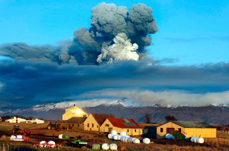 DATEI – In diesem Aktenfoto vom 16. April 2010 schleudert der Vulkan im Eyjafjallajökull-Gletscher im Süden Islands kurz vor Sonnenuntergang Asche in die Luft.  (AP Photo/Brynjar Gauti, Akte)