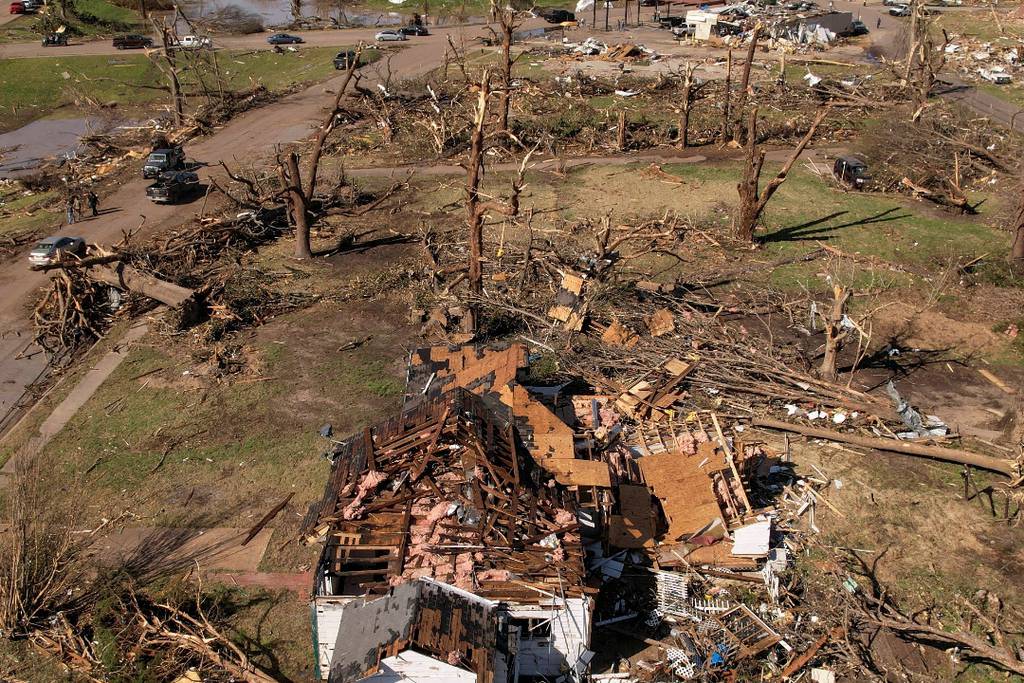 Mississippi tornadoes and storms leave at least 25 dead