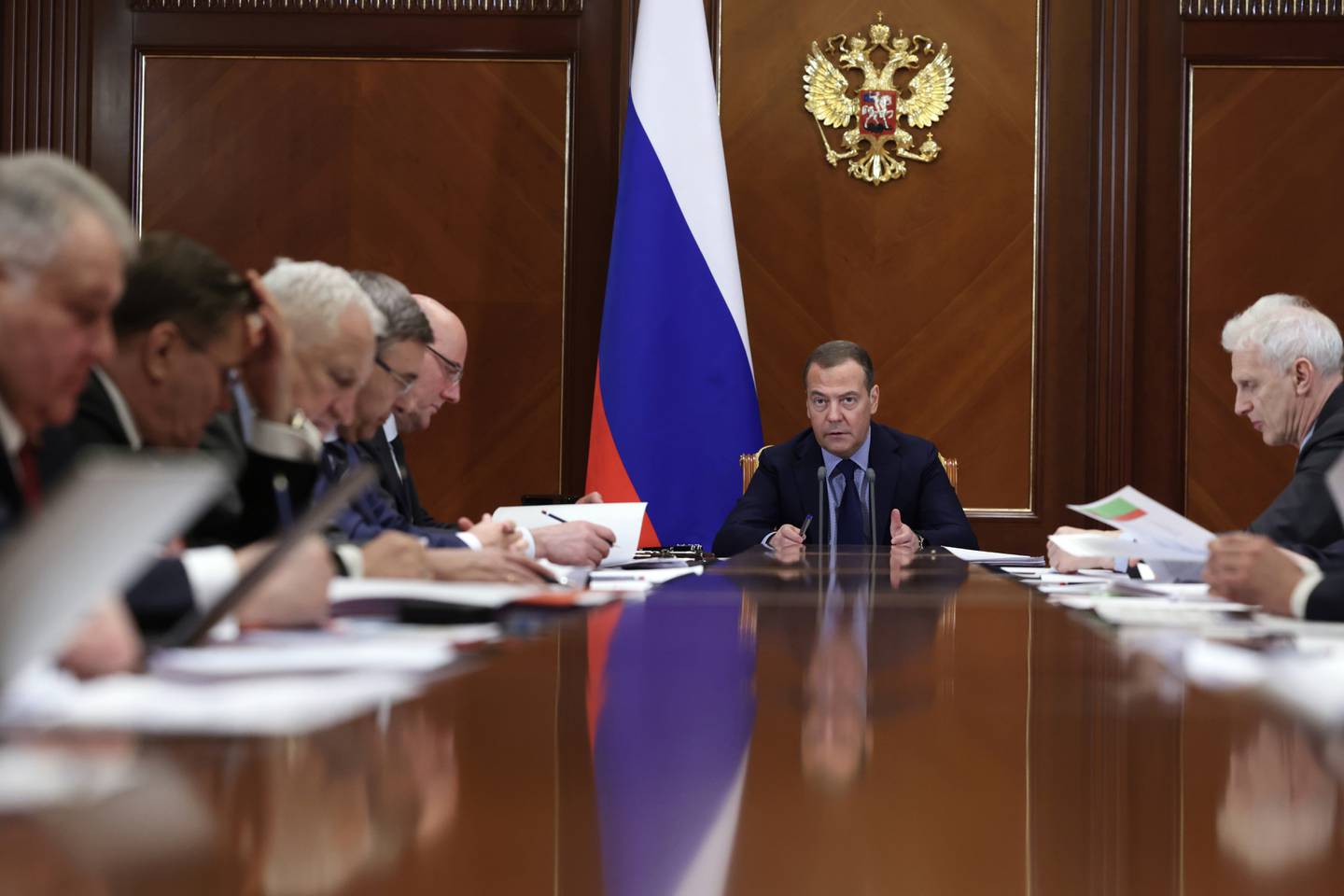 Der frühere russische Präsident Dmitri Medwedew, der am Freitag bei einem Treffen gesehen wurde, hat nukleare Abschreckung nicht ausgeschlossen.  AP-Foto