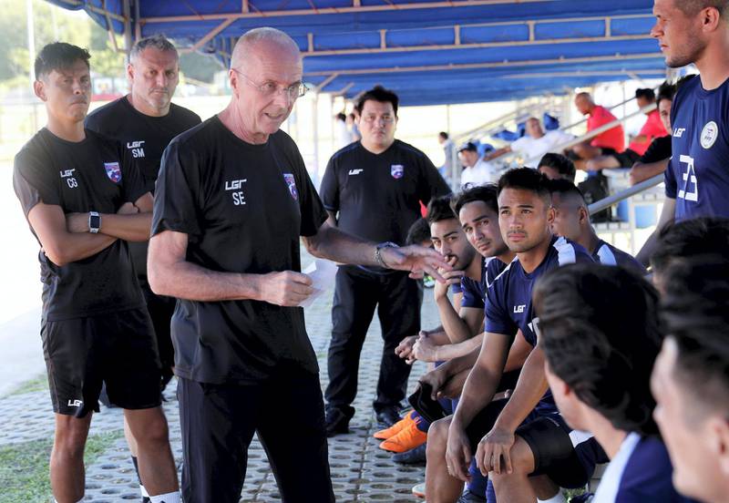 Philippine national team head coach Sven-Goran Eriksson talks to the national soccer team, commonly known as the Azkals, before the start of a training in Cavite, Philippines November 6, 2018. Picture taken November 6, 2018. REUTERS/Erik De Castro - RC1803CC9D80