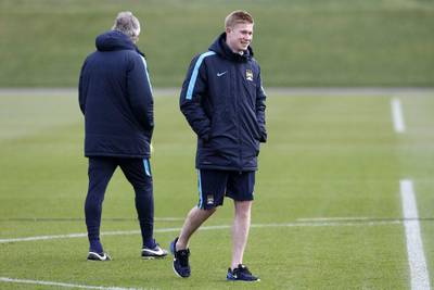 Manchester City manager Manuel Pellegrini with Kevin De Bruyne during training. Reuters / Craig Brough