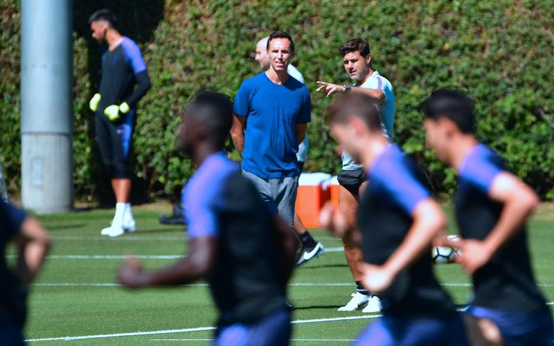 Tottenham Hotspur coach Mauricio Pochettino gestures while speaking with former NBA star and Tottenham fan Steve Nash as players run during a training session at Loyola Marymount University in Los Angeles, California on July 23, 2018. Tottenham Hotspur will play an international Champions Cup match against AS Roma of Italy's Serie A on July 25 in San Diego.   / AFP / Frederic J. BROWN
