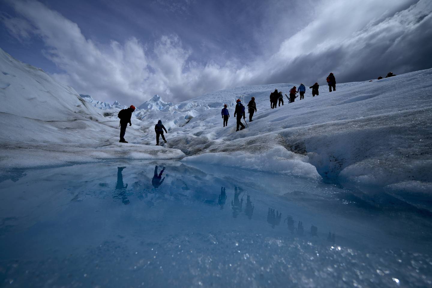 Touristen gehen auf dem Gletscher Perito Moreno im Nationalpark Los Glaciares, in der Nähe von El Calafate, Argentinien.  AP-Foto