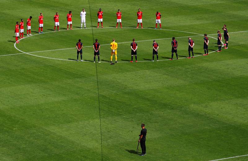 Players observe a minute of silence for the victims of the coronavirus. AFP