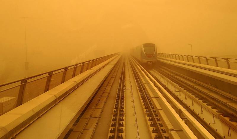 A Dubai metro train is seen driving amid a sandstorm that engulfed the city on April 02, 2015. AFP PHOTO / MARWAN NAAMANI (Photo by MARWAN NAAMANI / AFP)