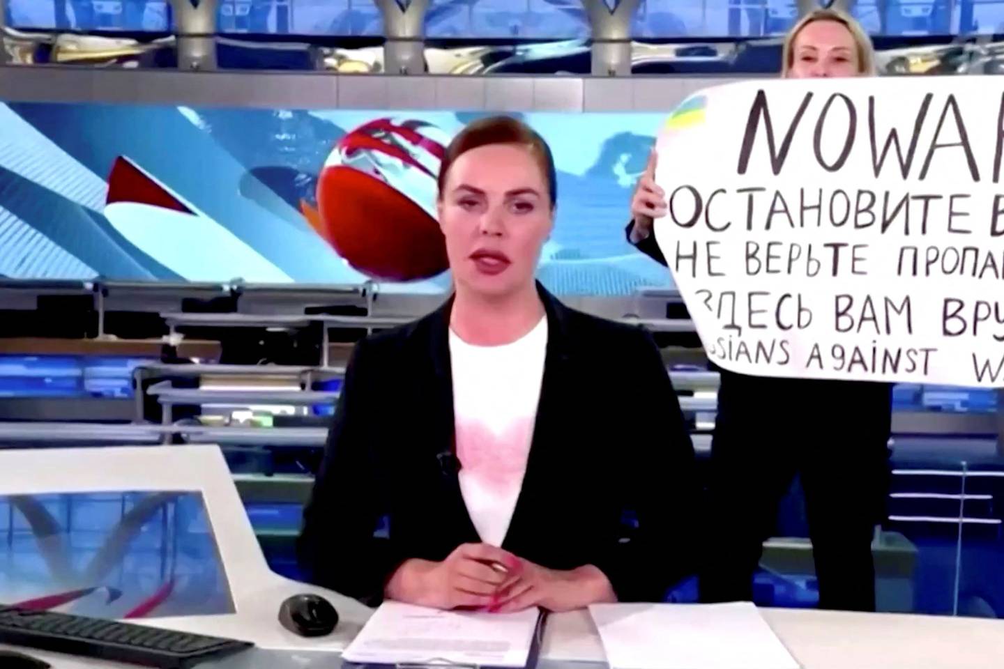 Anti-war protester interrupts live Russian state news