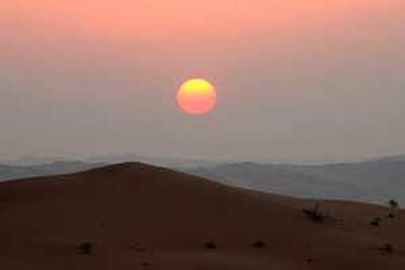 The sun sets at the Rub' al-Khali desert November 14, 2007.   REUTERS/ Ali Jarekji   (SAUDI ARABIA)
