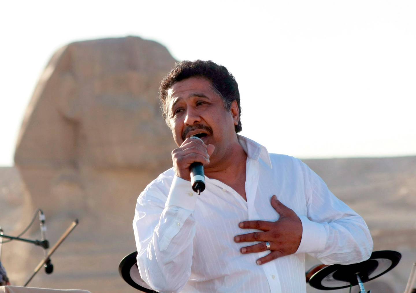 epa01285501 Der weltberühmte algerische Rai-Sänger Cheb Khaled tritt am 14. März 2008 mit der französischen Rap-Gruppe IAM vor der Sphinx auf Filmfestspiele von Cannes im Mai.  CORBIS/MIKE NELSON