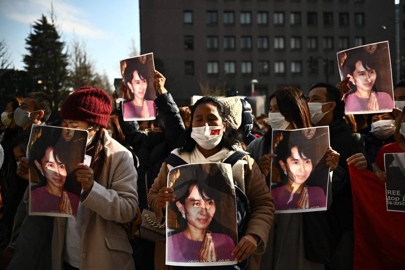 A group of Myanmar activists hold the portrait of Aung San Suu Kyi during a protest outside UN building in Tokyo on February 1, 2021 following a military coup in the country by a general after arresting civilian leader Aung San Suu Kyi and other senior officials. / AFP / Philip FONG
