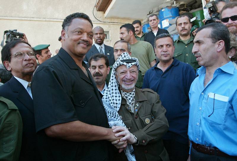 Palästinenserführer Yasser Arafat drückt Rev. Jesse Jackson in Ramallah die Hand.  Getty