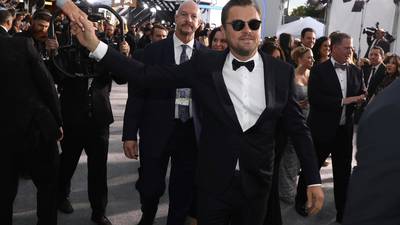DATEI - Leonardo DiCaprio kommt bei den 26th annual Screen Actors Guild Awards am Jan. 19, 2020, in Los Angeles. DiCaprio dreht sich um 46 am Nov. 11 (Foto von Matt Sayles / Invision / AP, Datei)