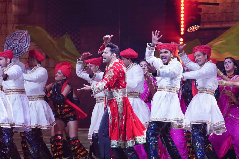 Varun Dhawan was the first performer of the night
