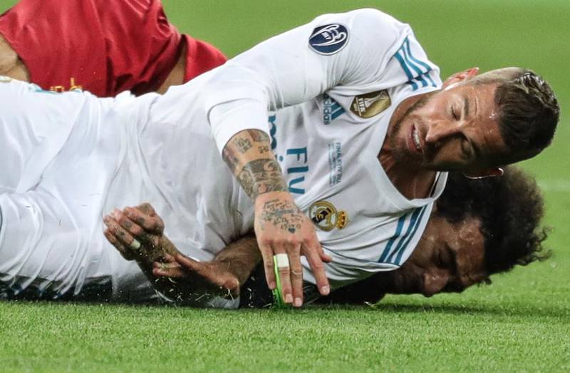 Mohamed Salah and Ramos hit the ground. Armando Babani / EPA