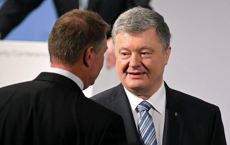 Ukraine’s President Petro Poroschenko and Romania’s President Klaus Iohannis speak. Reuters