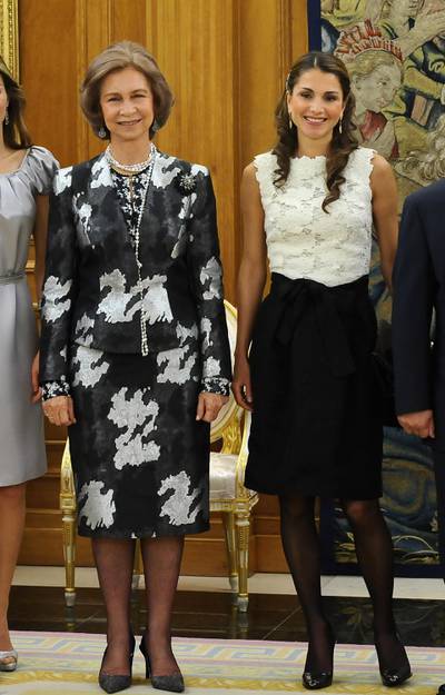 MADRID, SPAIN - OCTOBER 18:  Queen Sofia of Spain (L) and Queen Rania of Jordan (R) at the Zarzuela Palace on October 18, 2008 in Madrid, Spain.  (Photo by Carlos Alvarez/Getty Images)