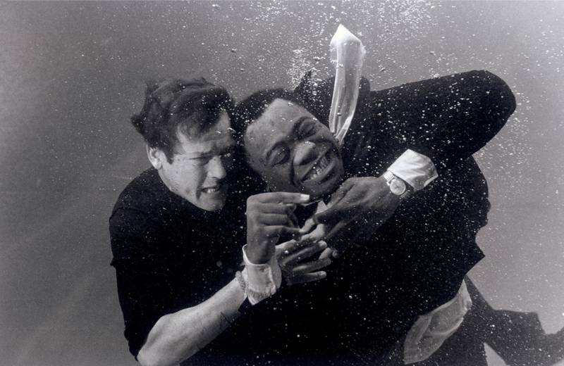 Kino. ROGER MOORE (James Bond), YAPHET KOTTO (Kananga/Mr. Big) during the underwater fighting. Regie: Guy Hamilton / LIVE AND LET DIE UK, 1973. (Photo by FilmPublicityArchive/United Archives via Getty Images)