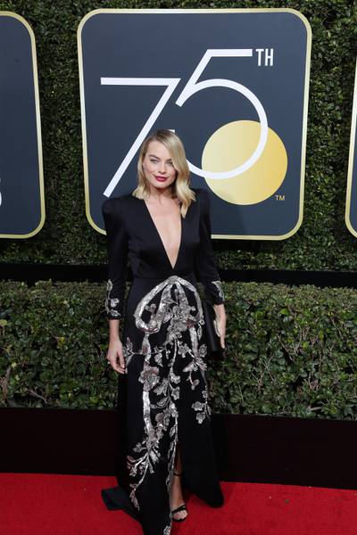 epa06423942 Margot Robbie arrives for the 75th annual Golden Globe Awards ceremony at the Beverly Hilton Hotel in Beverly Hills, California, USA, 07 January 2018.  EPA-EFE/MIKE NELSON