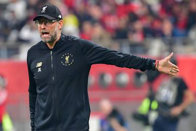 Liverpool's German manager Jurgen Klopp speaks to his players during the 2019 FIFA Club World Cup Final football match between England's Liverpool and Brazil's Flamengo at the Khalifa International Stadium in the Qatari capital Doha on December 21, 2019.  / AFP / Giuseppe CACACE
