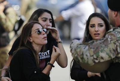 Lebanese protesters argue with army soldiers who arrived to open the Tripoli-Beirut highway blocked earlier amid ongoing demonstrations in Zouk Mosbeh, north of the capital Beirut, on November 5, 2019. Nationwide cross-sectarian rallies have gripped Lebanon since October 17, demanding a complete overhaul of a political system deemed inefficient and corrupt. The movement forced the government to resign last week and has spurred a raft of promises from political leaders, who have vowed to enact serious reforms to combat corruption. / AFP / JOSEPH EID
