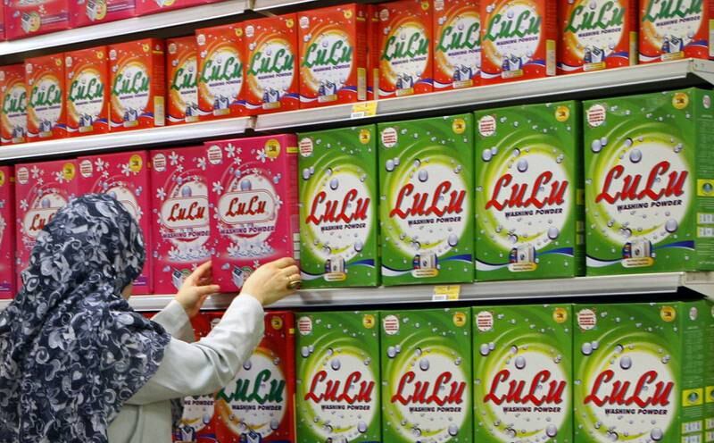 Abu Dhabi, UAE - October 19, 2008 - A grocery shopper looks at laundry detergent at  Lulu Hypermarket. (Nicole Hill / The National) *** Local Caption ***  NH Lulu01.jpgNH Lulu01.jpgPF21FE-CROWNPG2.jpg