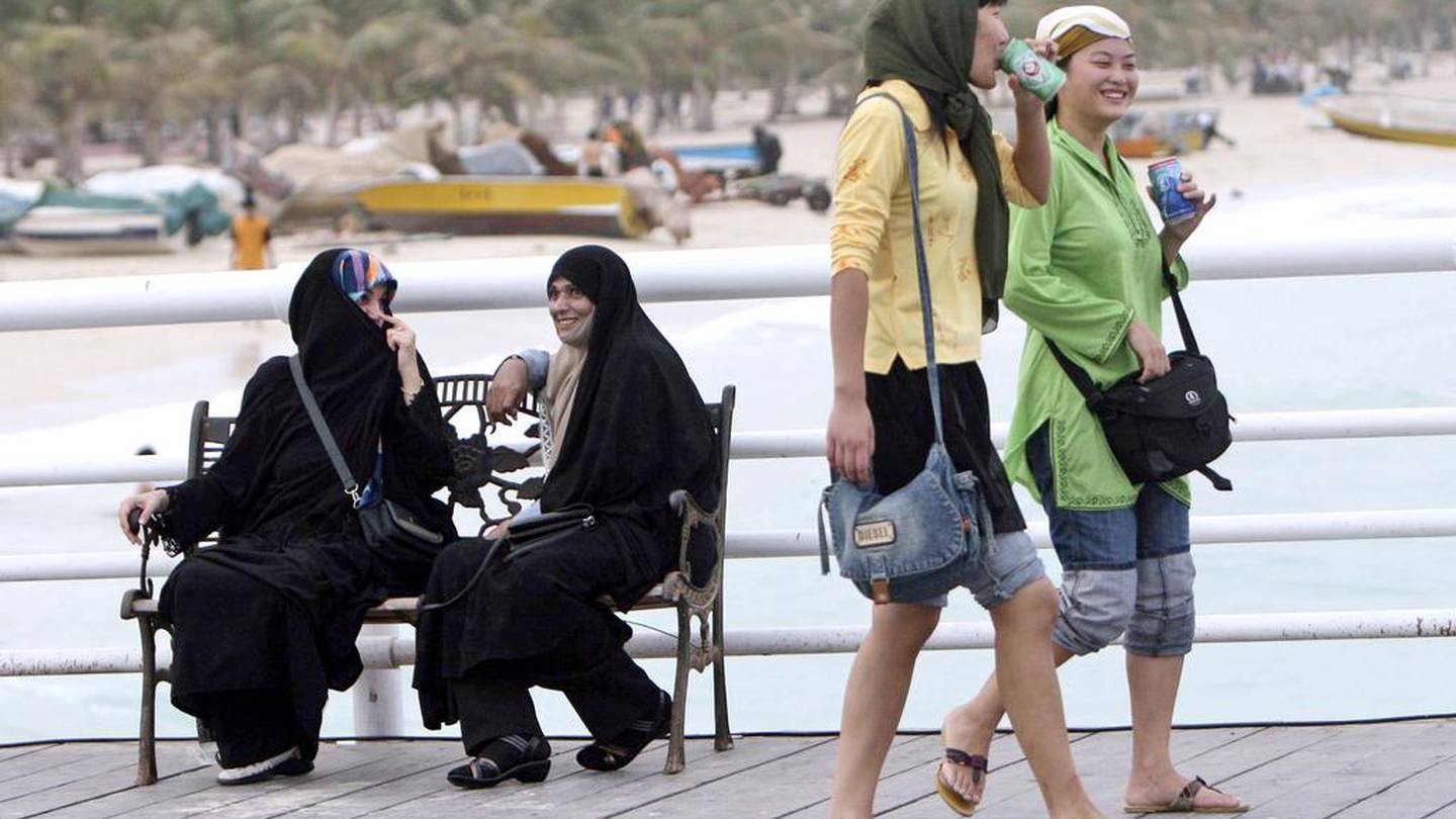 Дубай можно ли в шортах. Иранская одежда для женщин. Женщины в Эмиратах. Одежда для туристов в Иране. Иранские женщины на пляже.