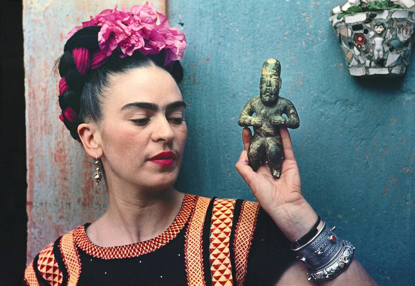 Kahlo with an Olmec figurine in 1939. Nickolas Muray