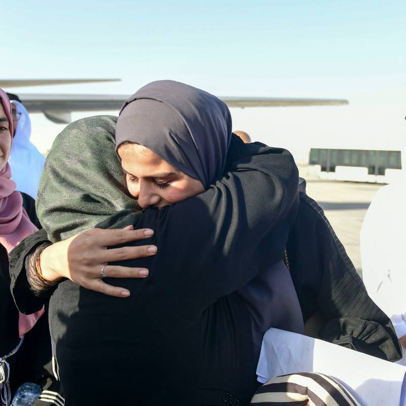 Die Eltern trafen ihren Sohn und ihre Tochter am Flughafen Abu Dhabi wieder