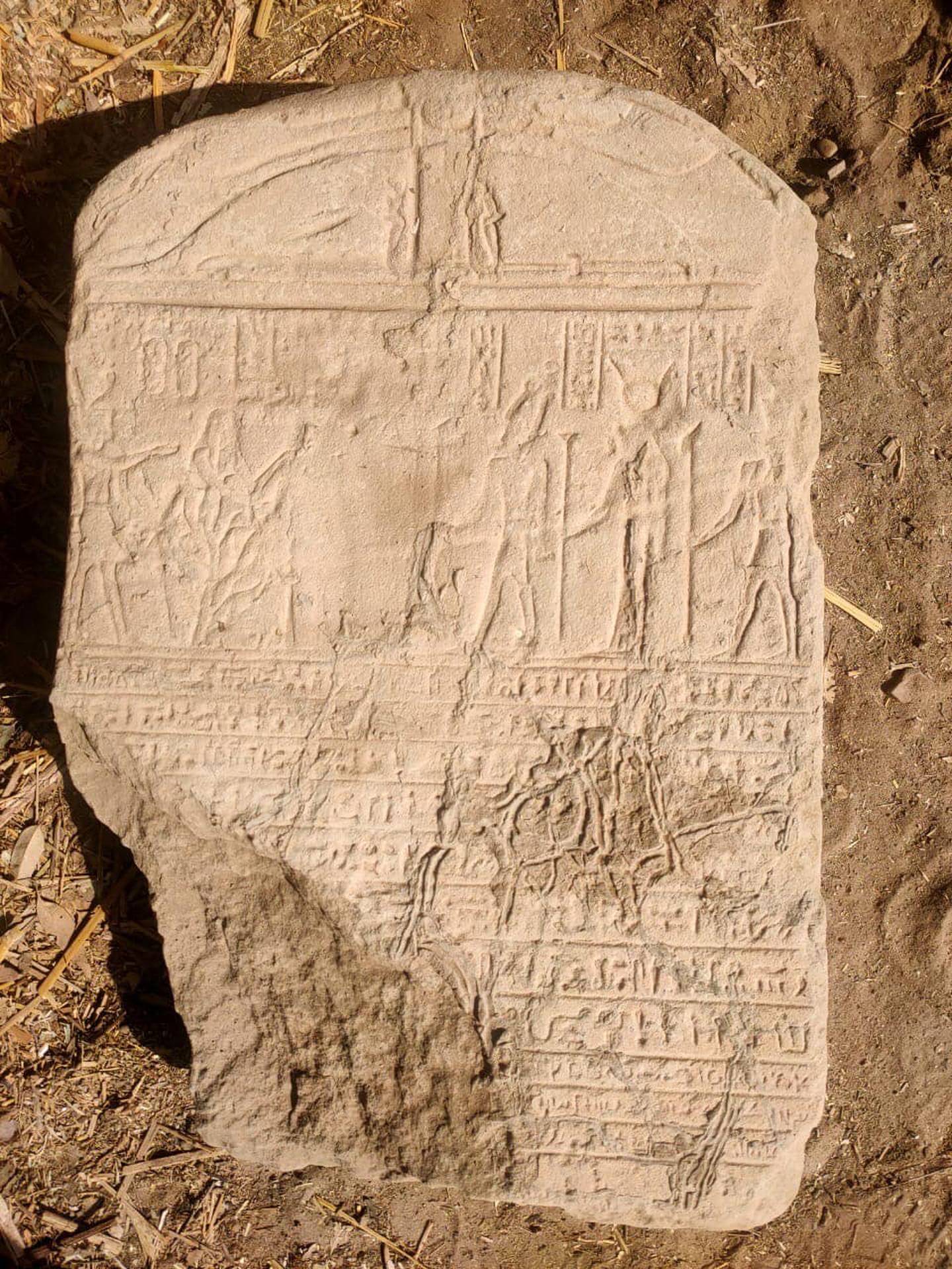 También se encontró una tablilla inscrita con jeroglíficos y demóticos.  Foto: Ministerio de Turismo y Antigüedades