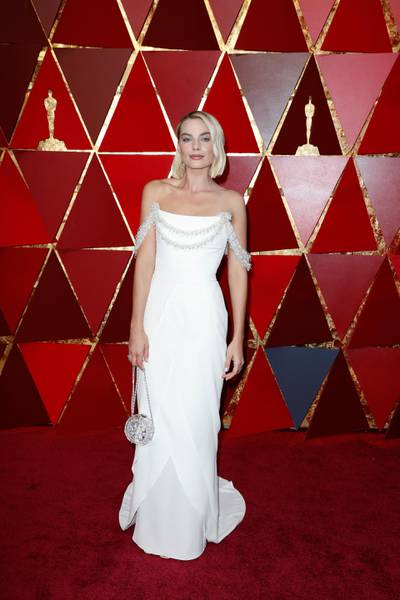 epa06580877 Margot Robbie arrives for the 90th annual Academy Awards ceremony at the Dolby Theatre in Hollywood, California, USA, 04 March 2018. White dress by Chanel. The Oscars are presented for outstanding individual or collective efforts in 24 categories in filmmaking.  EPA-EFE/PAUL BUCK