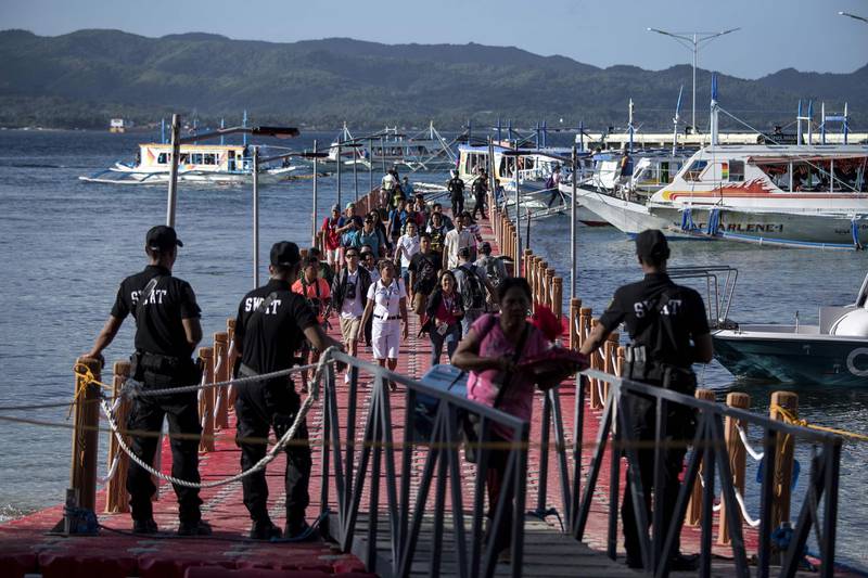 Tourists arrive at the Philippine island of Boracay on October 26, 2018.  The Philippines re-opens its crown jewel resort island Boracay to holidaymakers on October 26, after a six-month clean up aimed at repairing the damage inflicted by years of unrestrained mass tourism. / AFP / NOEL CELIS
