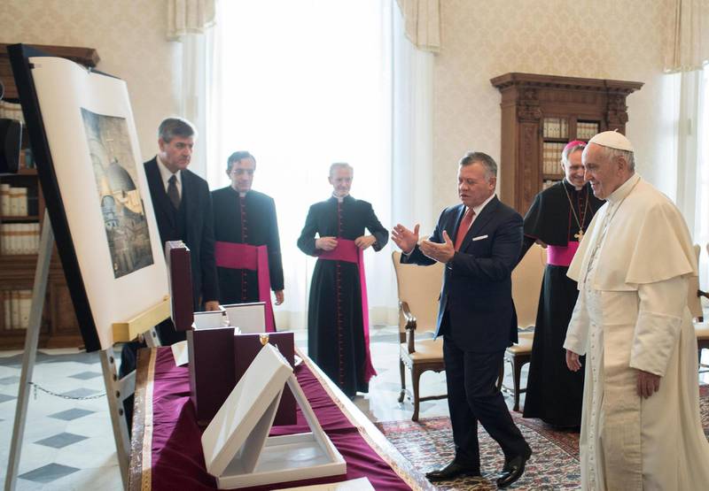 epa06398555 A handout photo made available by the Vatican newspaper Osservatore Romano showing Pope Francis (R) with Jordan's King Abdullah II (C) during a private meeting at the Vatican, 19 December 2017. Reports state that the King is meeting with Pope Francis for discussions on developments related to the holy city of Jerusalem.  EPA/OSSERVATORE ROMANO  / HANDOUT  HANDOUT EDITORIAL USE ONLY/NO SALES