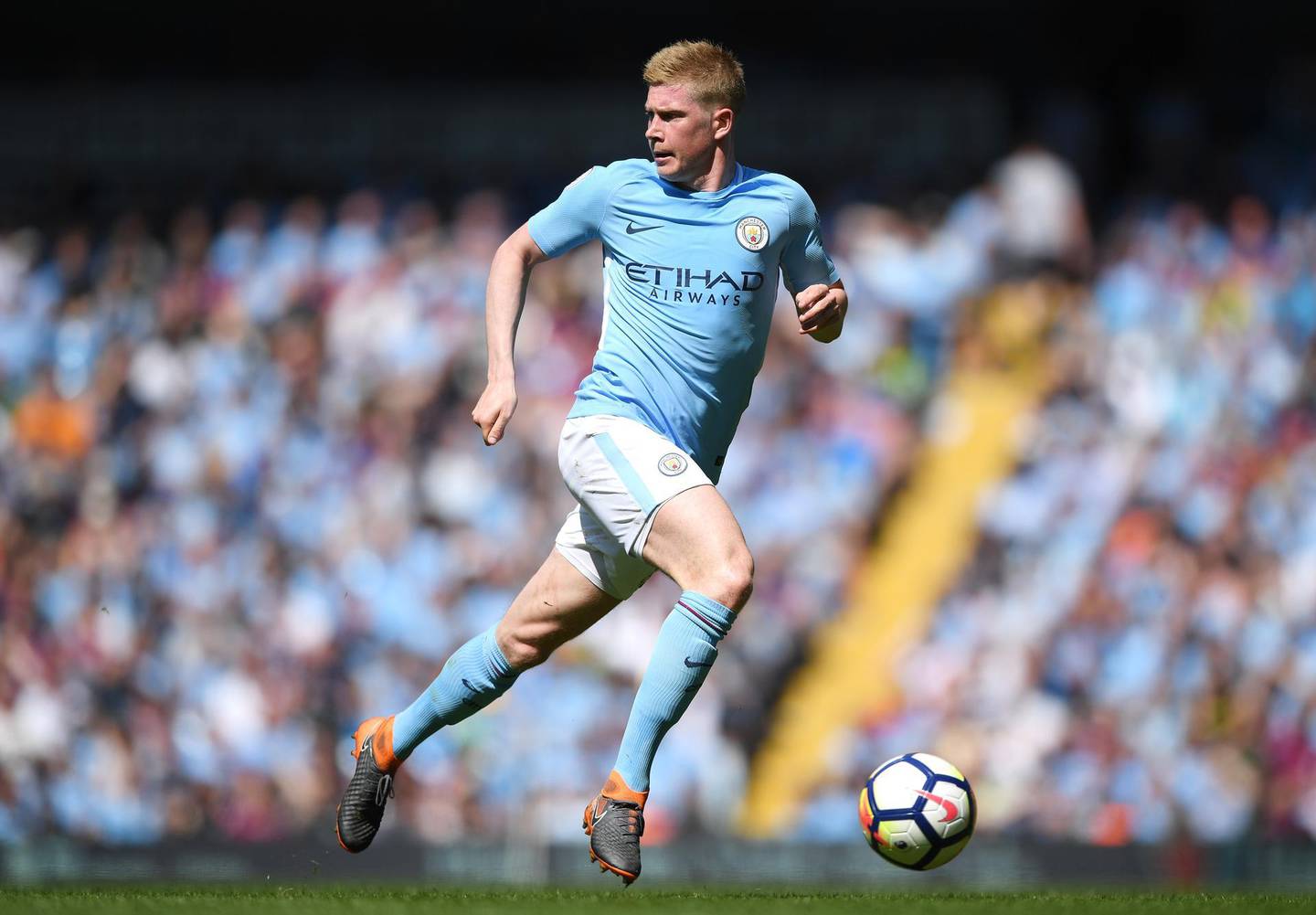MANCHESTER, ENGLAND - MAY 06: Kevin De Bruyne of Manchester City runs with the ball during the Premier League match between Manchester City and Huddersfield Town at Etihad Stadium on May 6, 2018 in Manchester, England.  (Photo by Shaun Botterill/Getty Images)