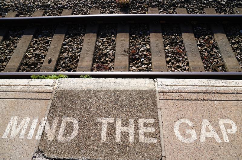 Un message familier aux navetteurs en Angleterre sur une plate-forme à la gare de Great Malvern dans le Worcestershire.  Pennsylvanie