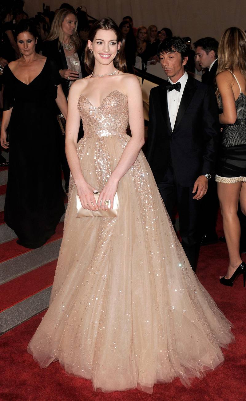 epa02141922 Actress Anne Hathaway, of the US arrives for the Metropolitian Museum of Art's Costume Institute Benefit gala in New York, New York, USA, on 03 May 2010.  EPA/JUSTIN LANE